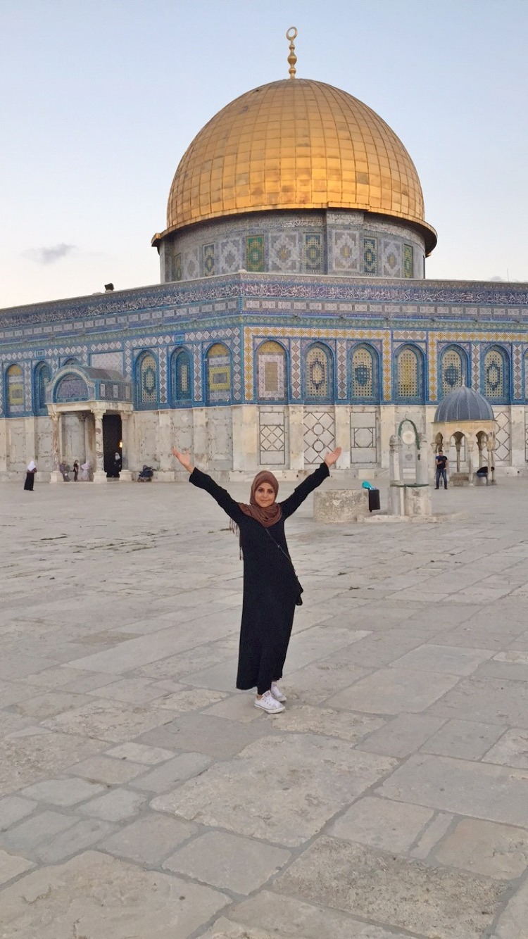 Skribenten foran Al-Aqsa moskeen (foto privat)