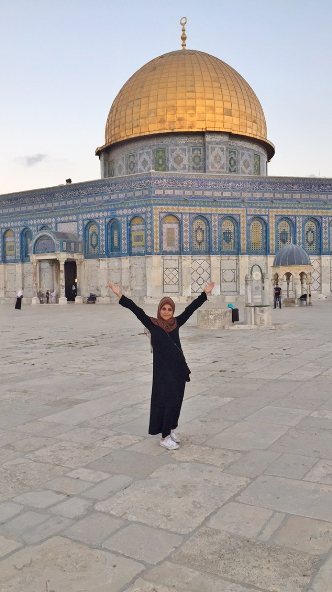 Skribenten foran Al-Aqsa moskeen (foto privat) 