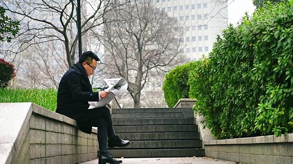 Illustrasjonsbilde av mann som leser avisen fra Pexels 