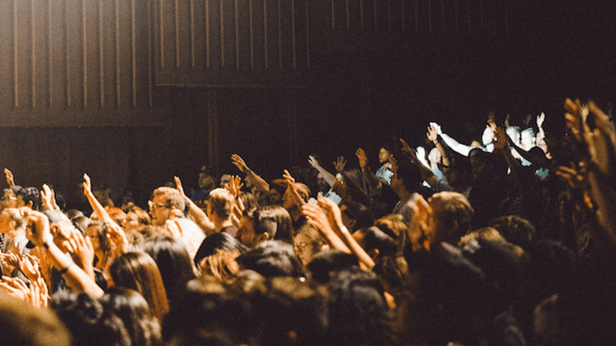 Folk protesterer i Hall