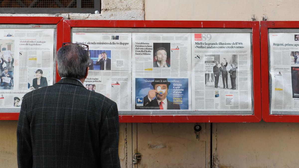 Illustrasjonsbilde av mann som står å ser på en vegg med aviser tatt av Filip Mishevski fra Unsplash