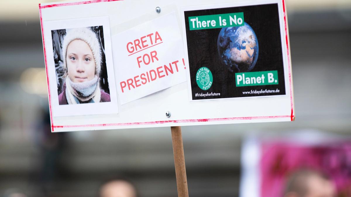 bilde av demonstranter med et greta thunberg skilt