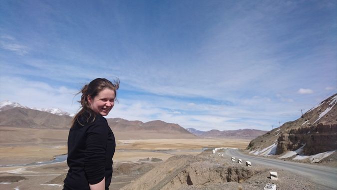 Maria i Pamirfjellene i Tadsjikistan. Bilde tatt av Carly Jean Seedall.