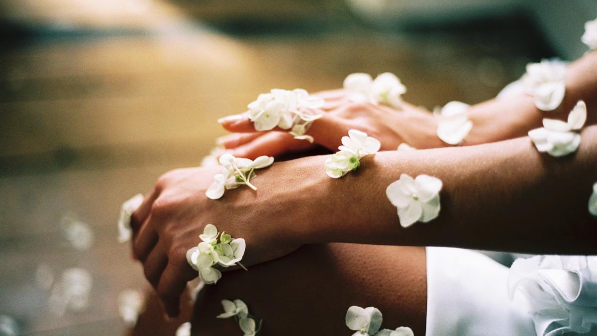armer og ben dekt i blomster