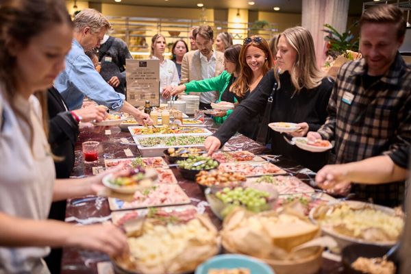 Hitta DJ och hitta catering till event