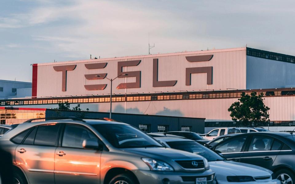 Tesla hlási 20 % pokles príjmov z automobilov, výsledky za prvý štvrťrok zaostali za očakávaniami
