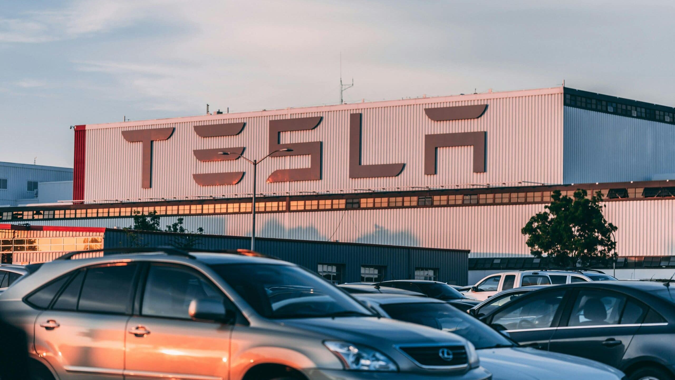 Tesla hlási 20 % pokles príjmov z automobilov, výsledky za prvý štvrťrok zaostali za očakávaniami