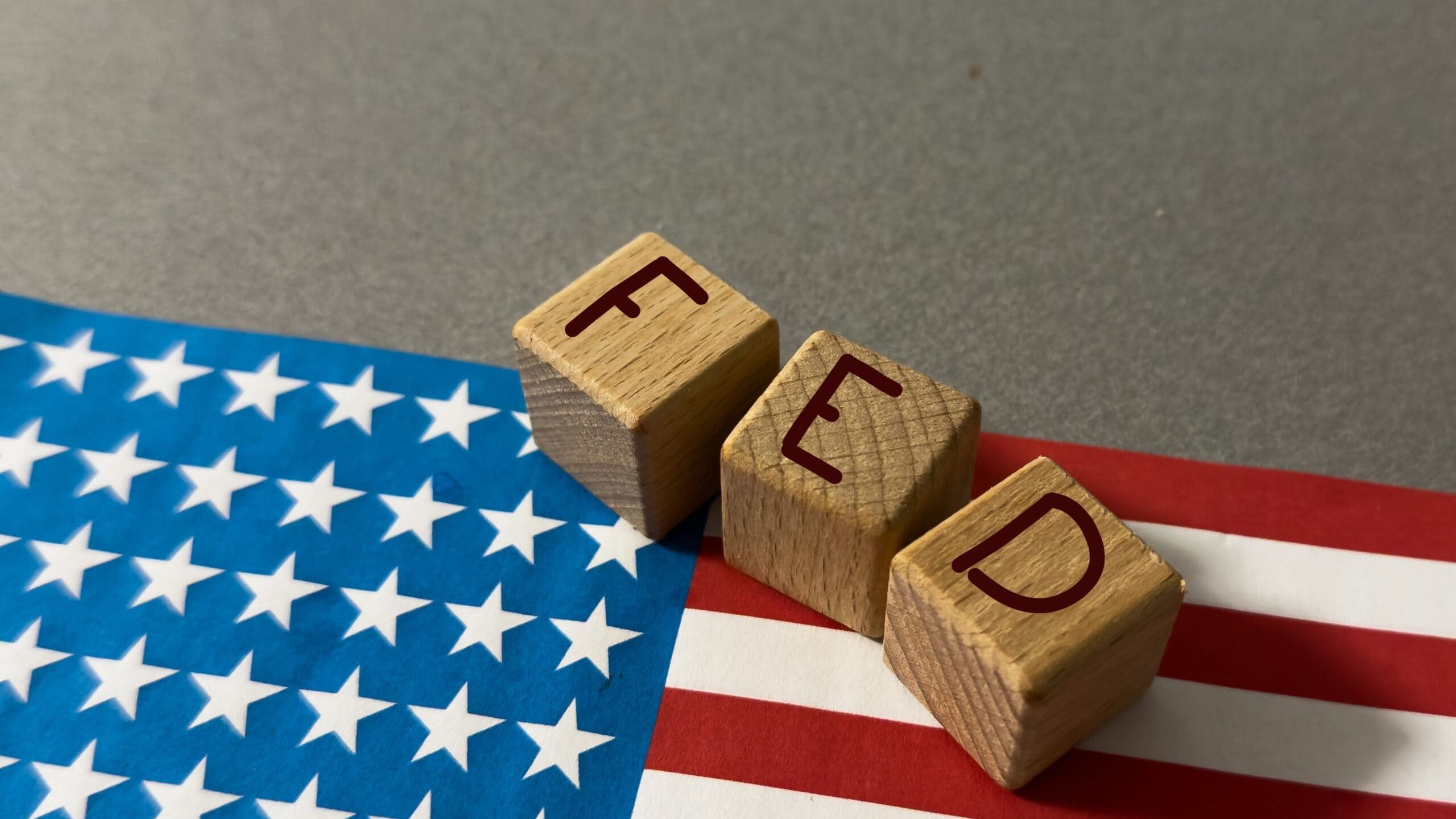 Fed chce hovoriť menej, trhy môžu kolísať viac