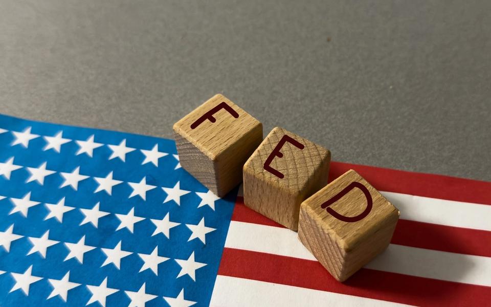 Fed chce hovoriť menej, trhy môžu kolísať viac