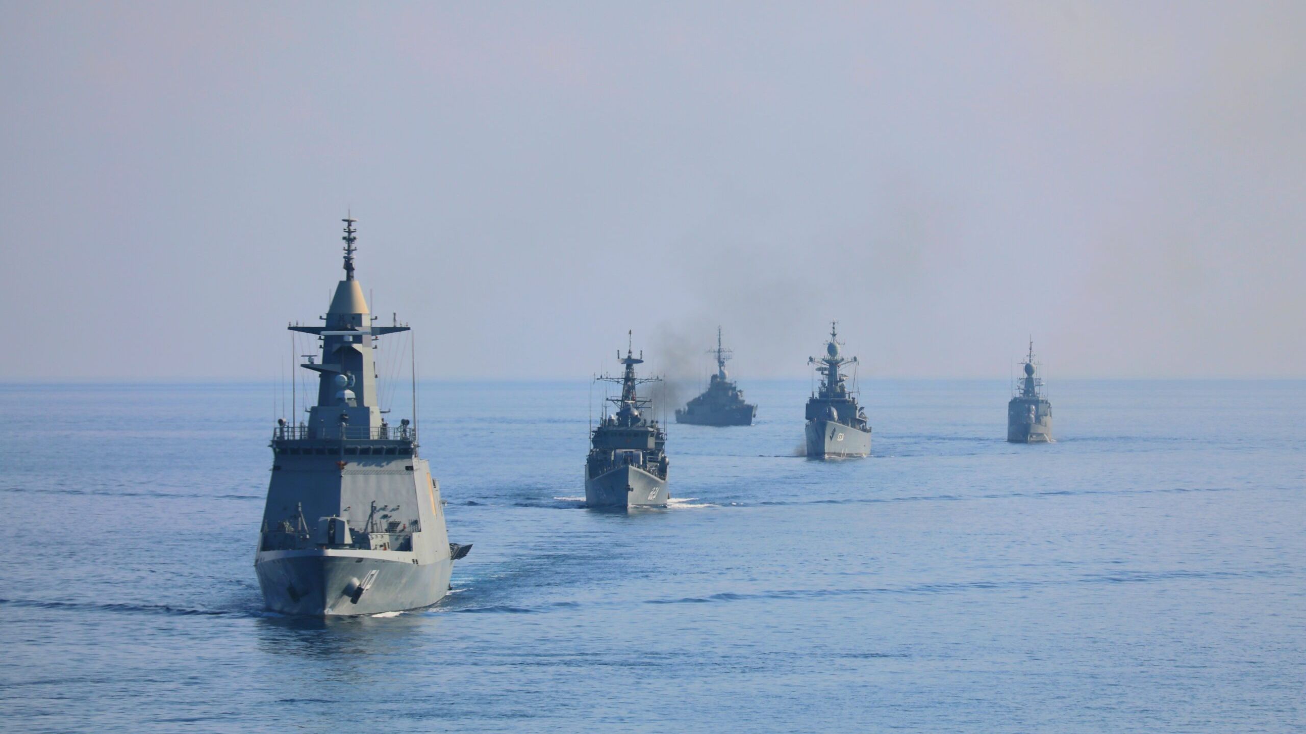 NATO zvažuje misiu v Hormuze, Európa cíti cenu blokády