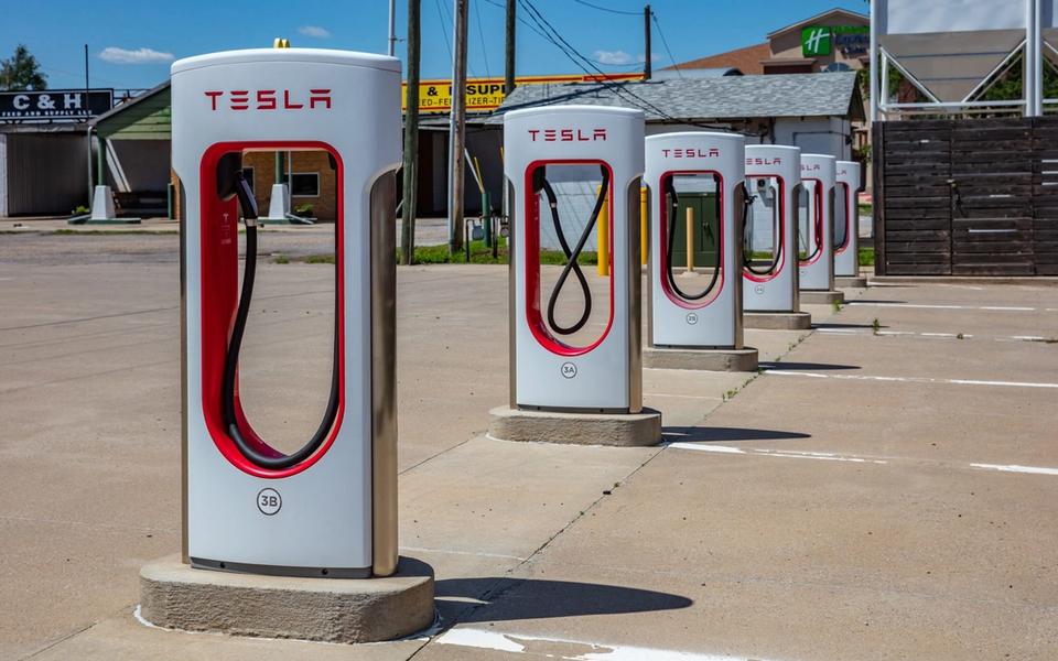 Tesla ovládla trh nabíjacích staníc v USA
