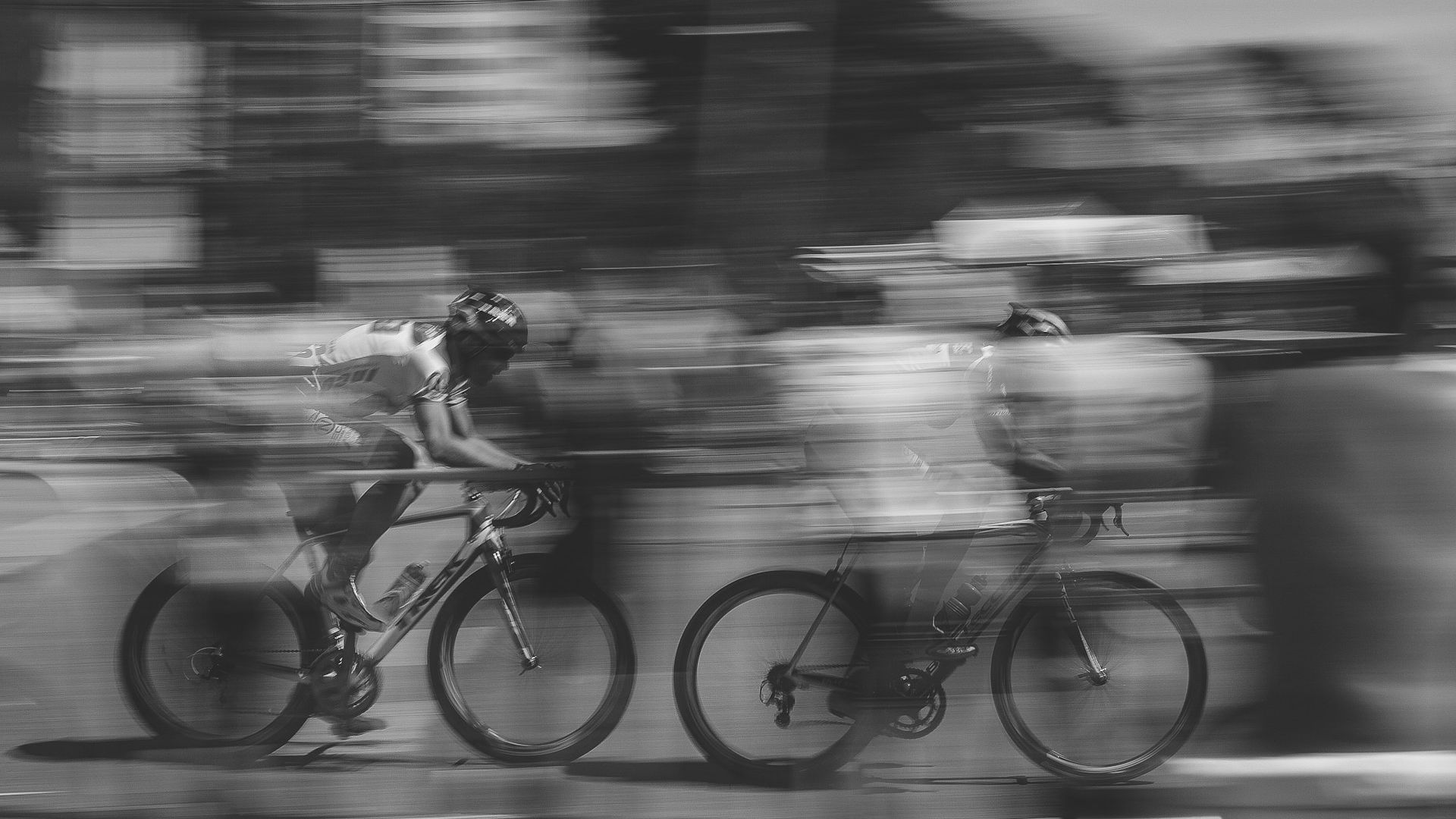 Imagem com ciclistas correndo em alta velocidade