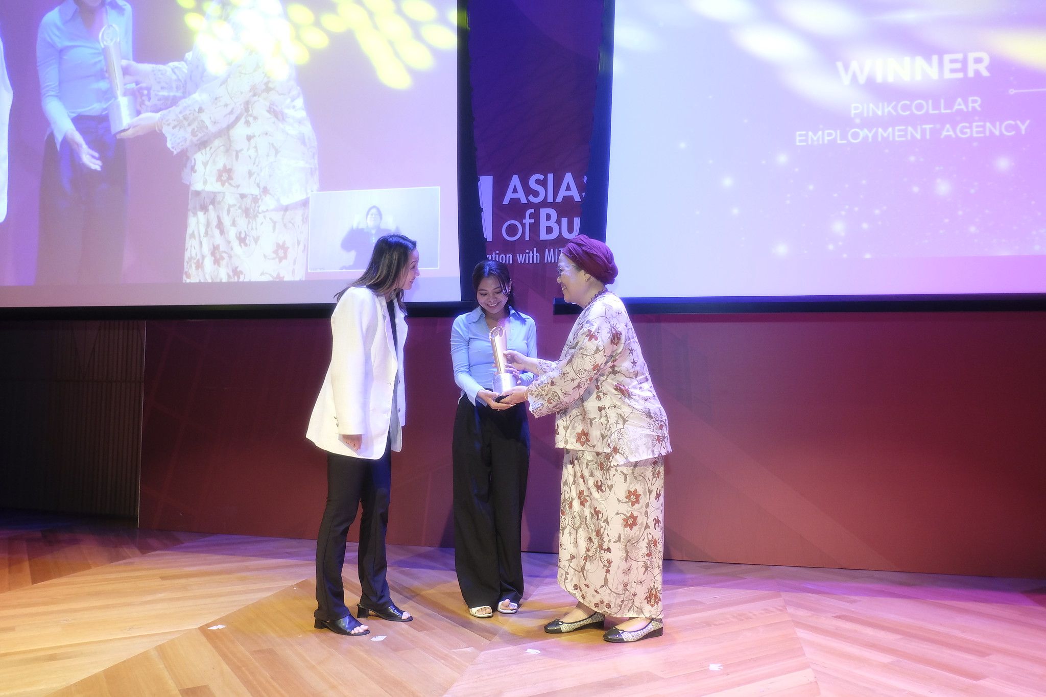 Pinkcollar Co-Founders Zenna & Sophia receive 1st place award from Anita Ahmad, CEO of Yayasan MySDG