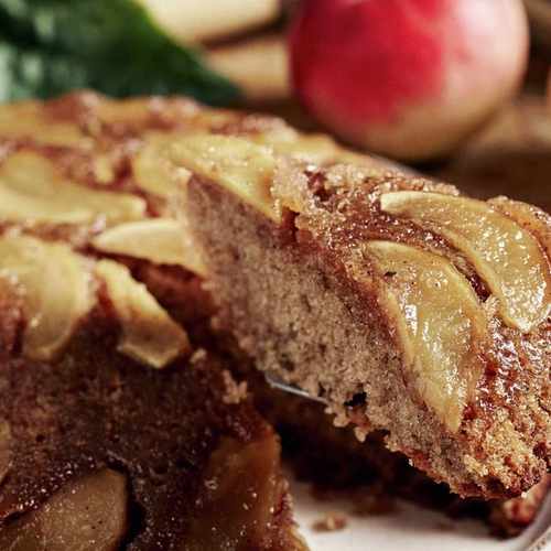Upside down cake med äpplen och lättvispad crème fraiche