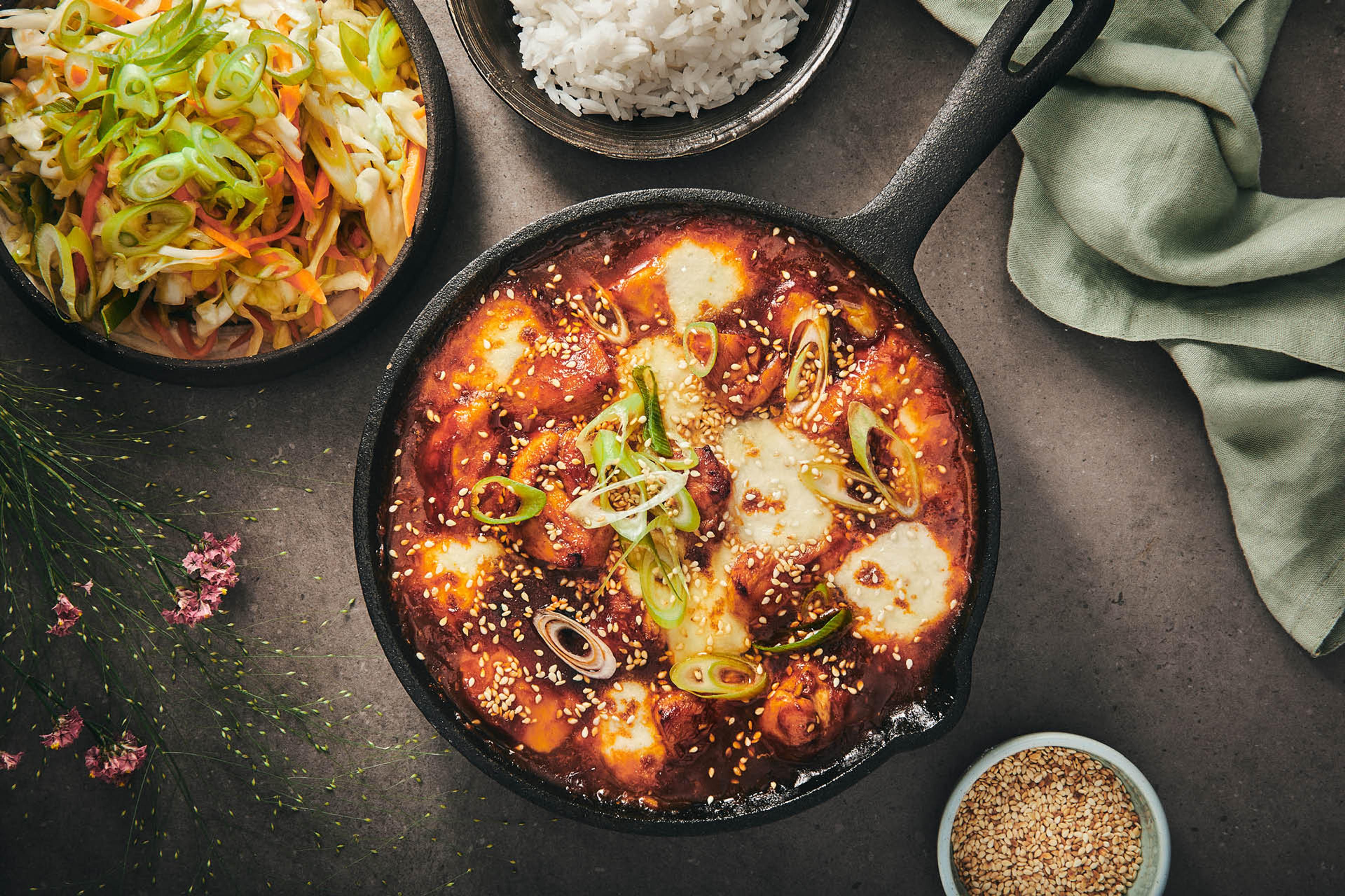 Den koreanska maträtten buldak serverad som kycklingpanna.