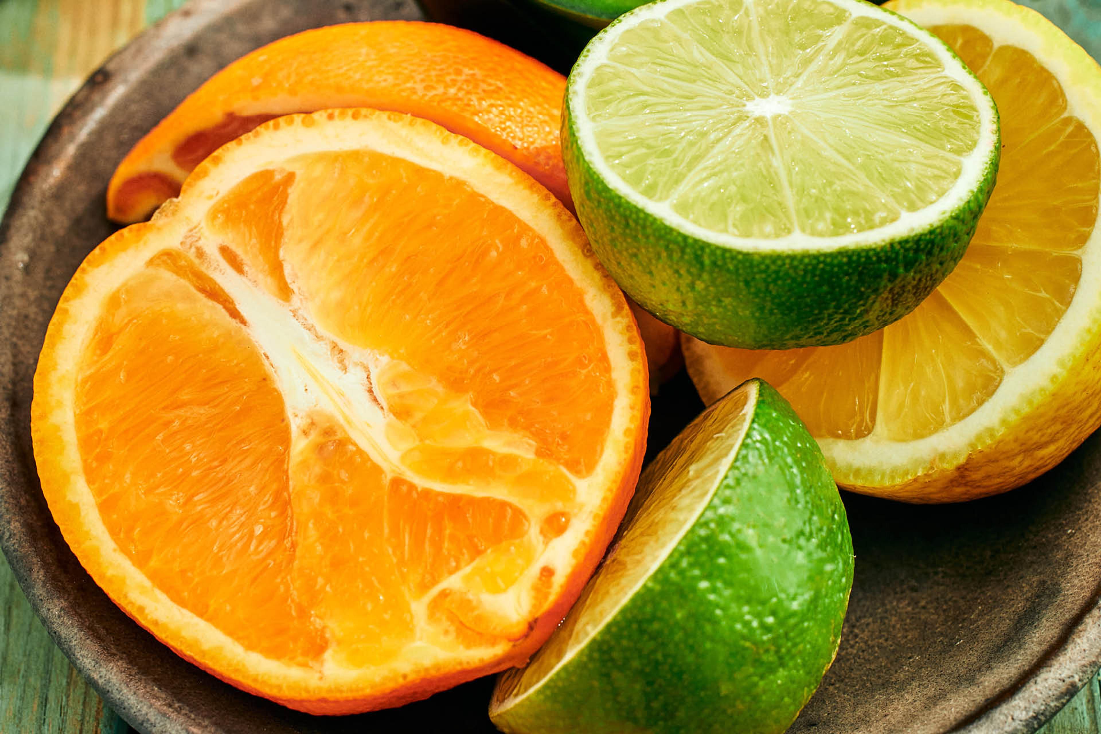 Halverade frukter av apelsin, lime och citron