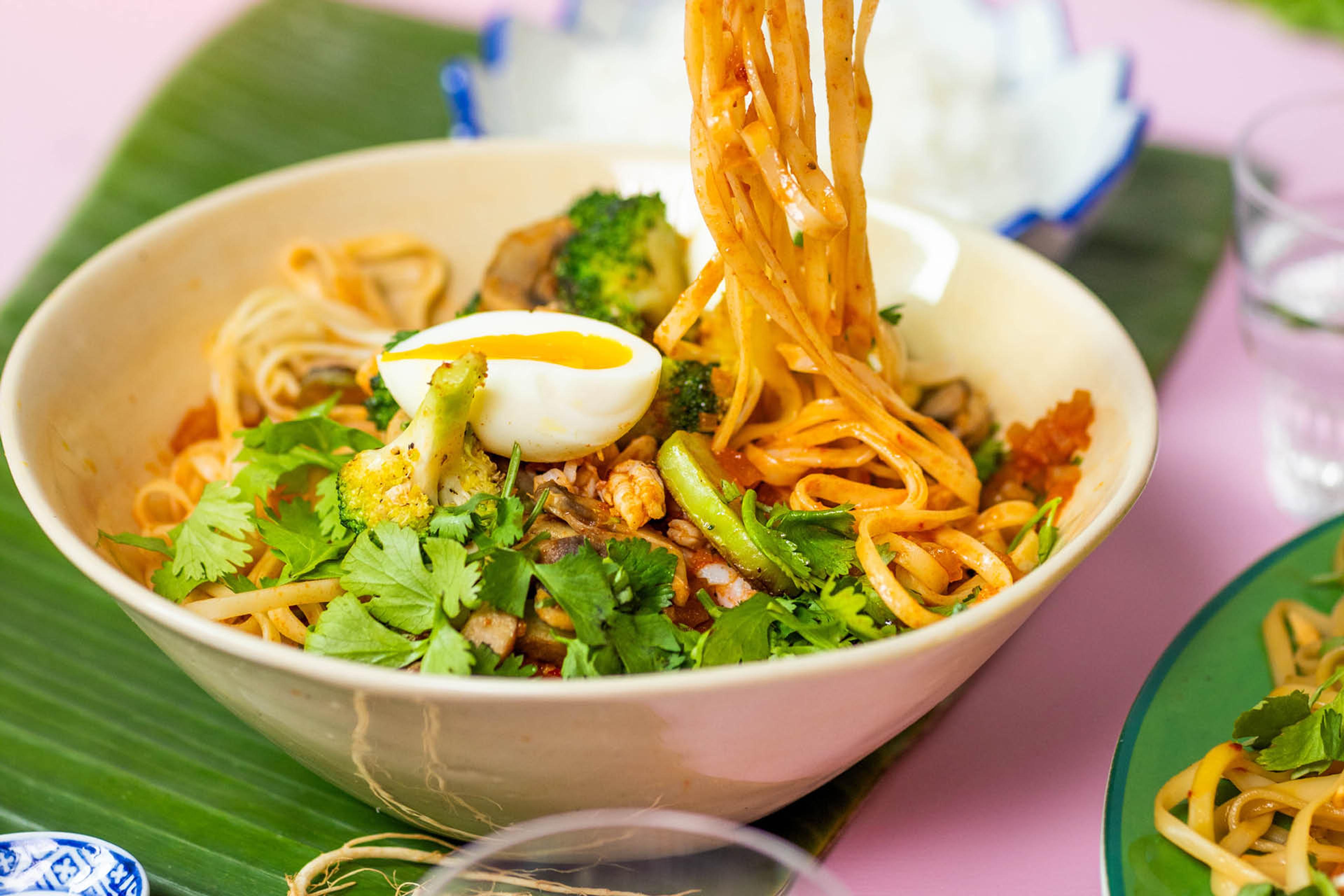 En thailändsk soppa med nudlar och ett krämigt ägg på toppen.