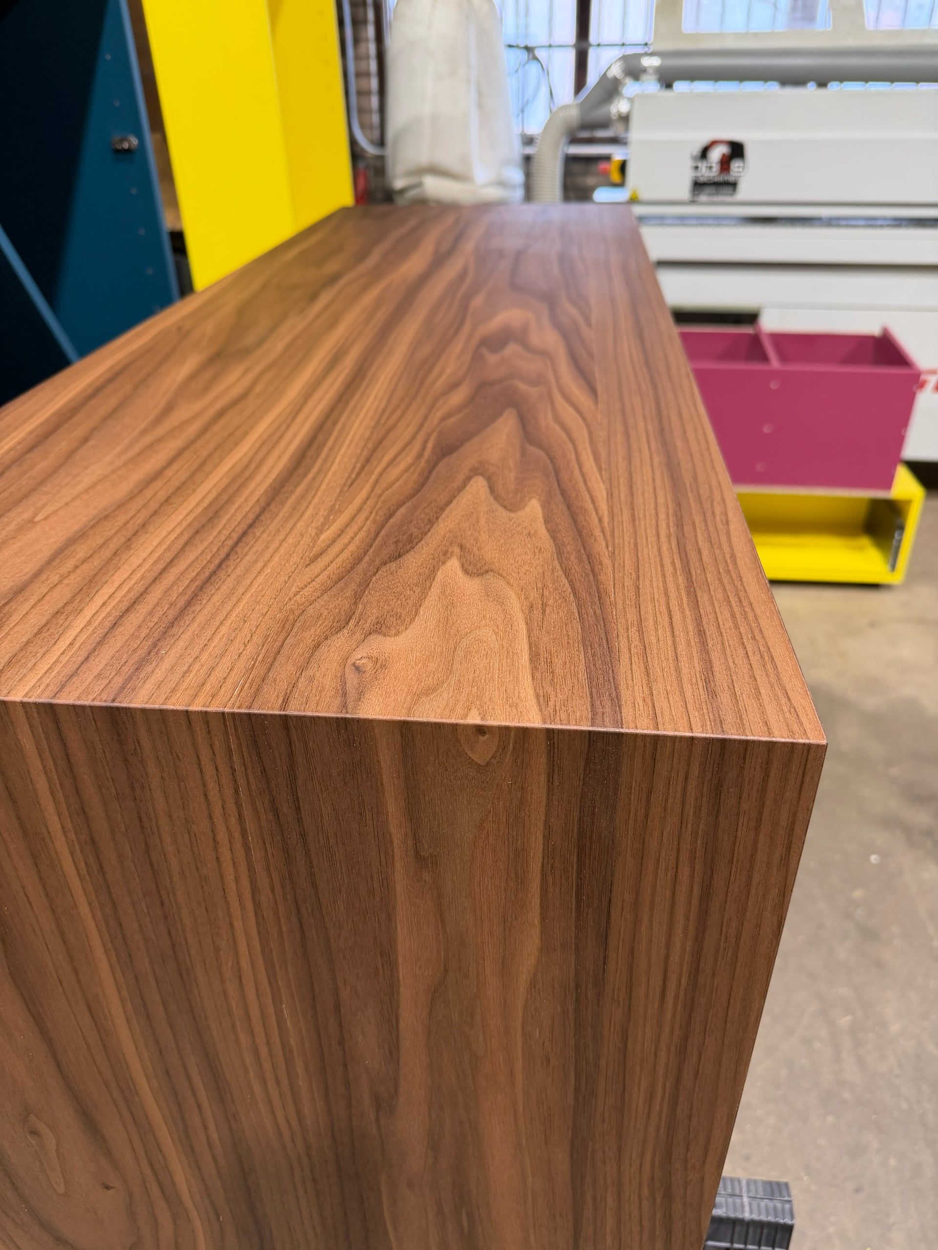 Verstekhoek van het walnoten dressoir in de werkplaats, de nerf loopt door over de hoek