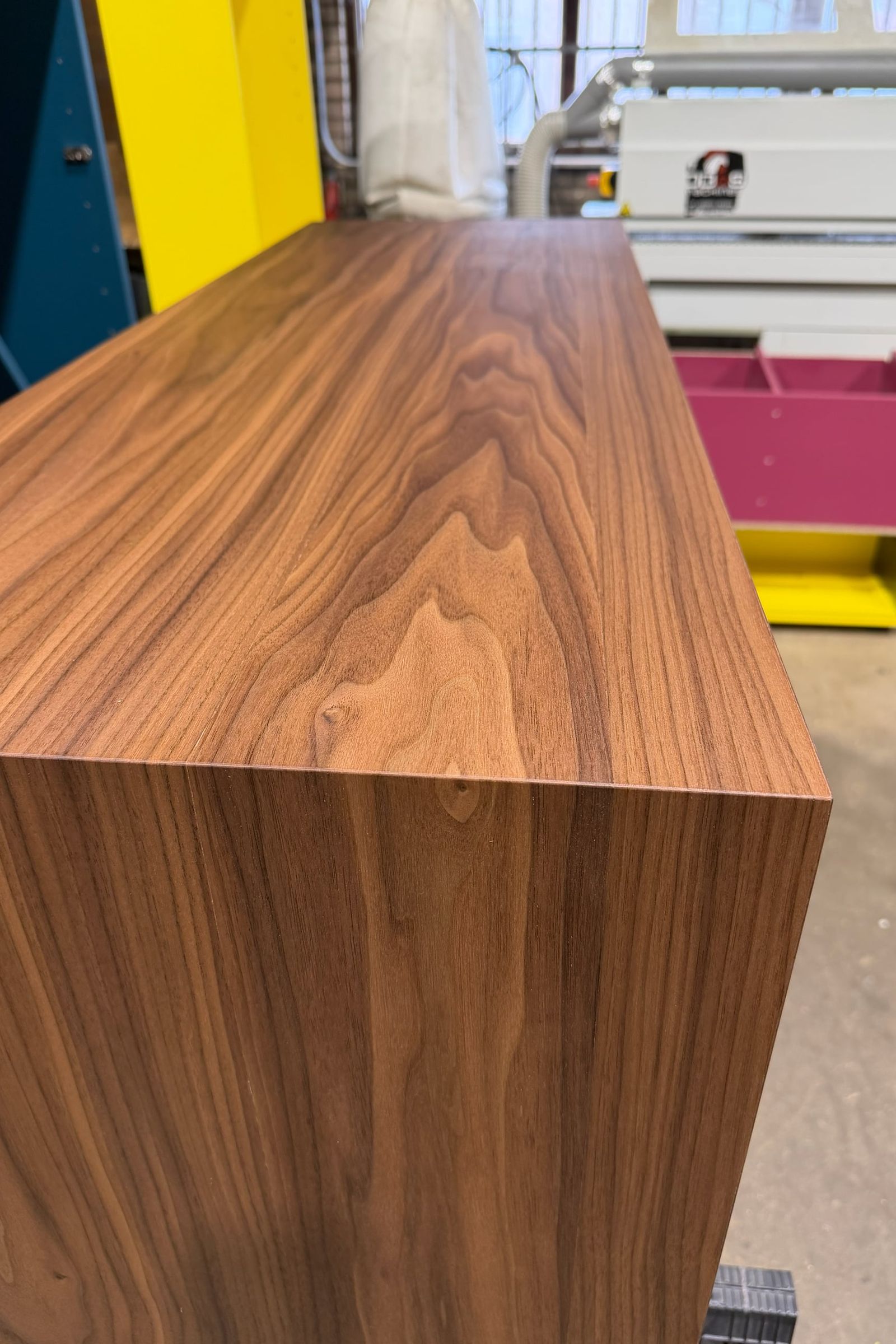 Verstekhoek van het walnoten dressoir in de werkplaats, de nerf loopt door over de hoek