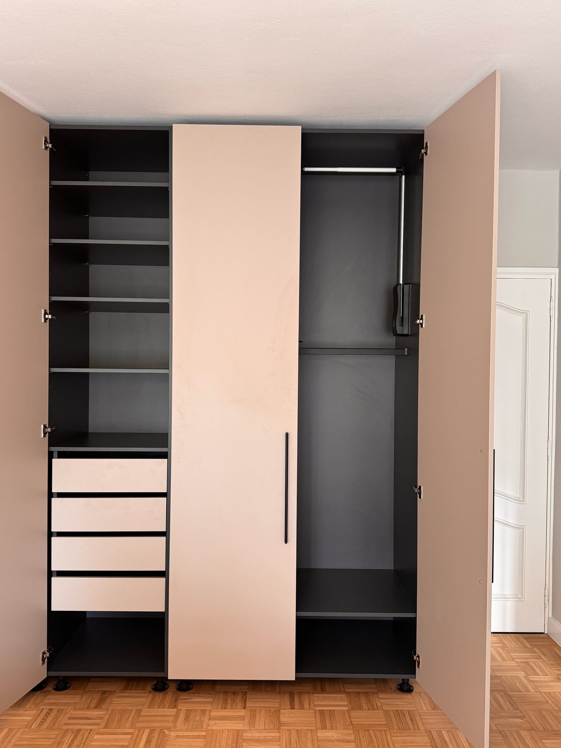 Open kledingkast op maat met antraciet binnenwerk, legplanken, lades met roze-beige fronten en een kledinglift