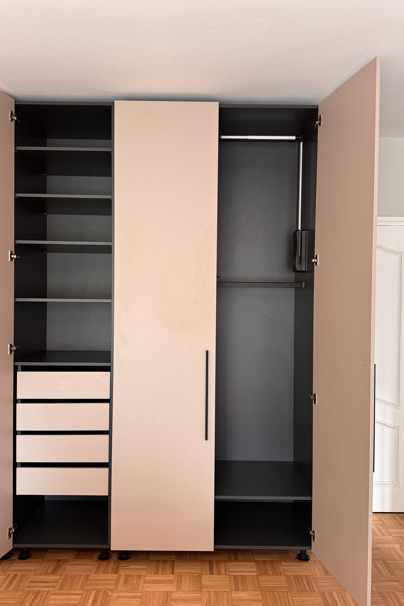 Open kledingkast op maat met antraciet binnenwerk, legplanken, lades met roze-beige fronten en een kledinglift