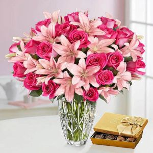 pink-roses-and-lily-in-vase-with-chocolates_1.webp