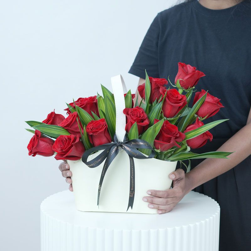 Present 15 Red Roses Box and Chocolates 250gm thumbnail 2