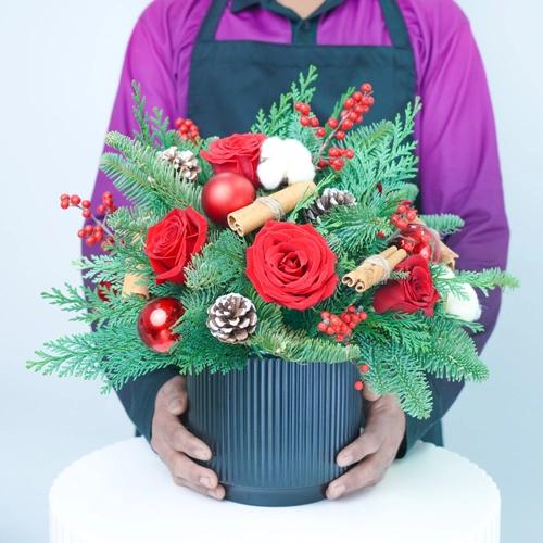 Noel Red Roses Vase thumbnail 2