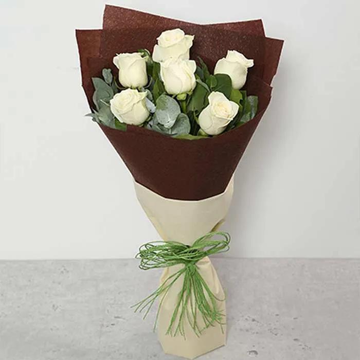 charming-white-roses-bouquet-standard_1.webp