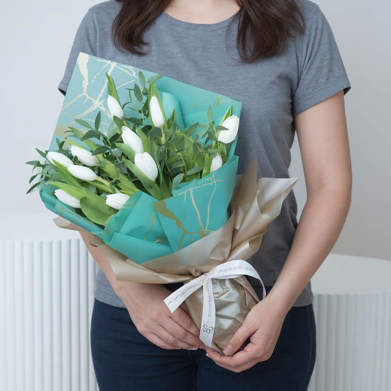 White Beauty 11 Tulips Bouquet thumbnail 2