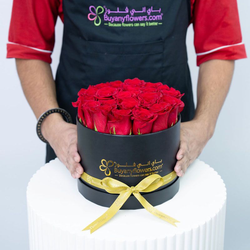 Red Roses in Black Round Box thumbnail 2
