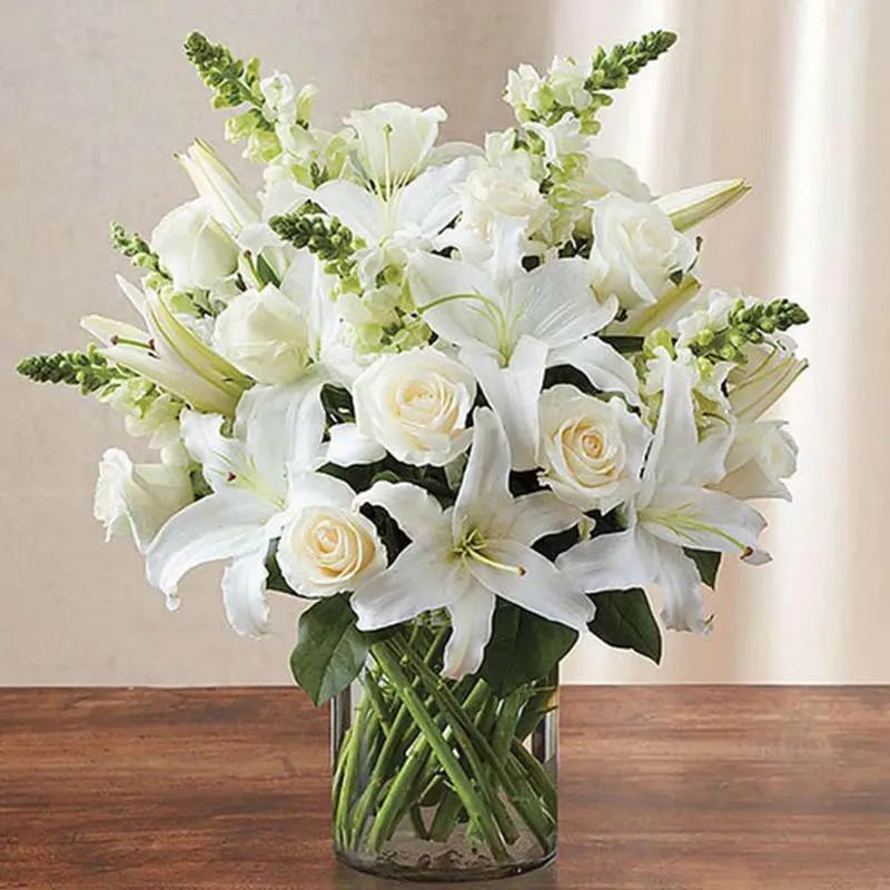 all-white-classic-flowers-in-vase_1.webp