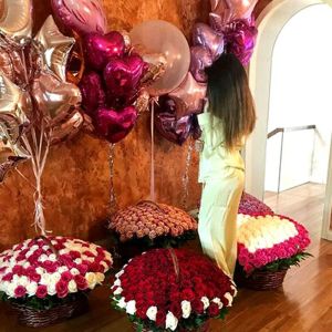 lovable-floral-basket-with-balloons-magic_1.webp