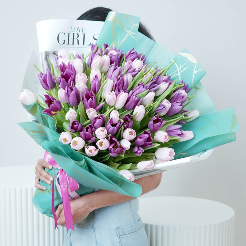 باقة تعبر عن "الحلاوة تتكون من 101"من  أزهار  التوليب باللونين الوردي والبنفسجي – تجمع بين الرقة والفخامة لتعبّر عن المشاعر الجميلة بأسلوب أنيق ومفعم بالأنوثة. thumbnail 2
