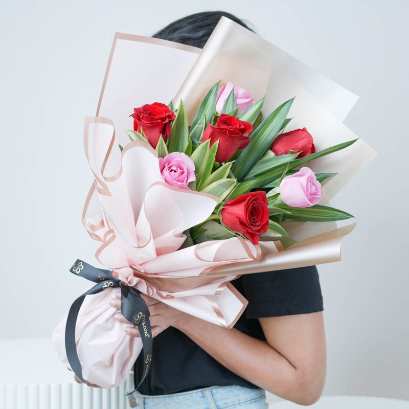 Cute 7 Roses Bouquet thumbnail 2