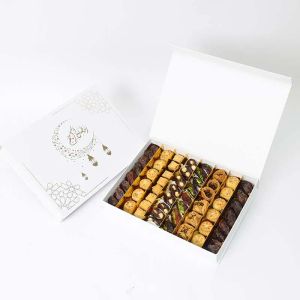 صندوق هدايا رمضان الفاخر يجمع بين التمر الطازج، المعمول الشهي، والبقلاوة المقرمشة، 1