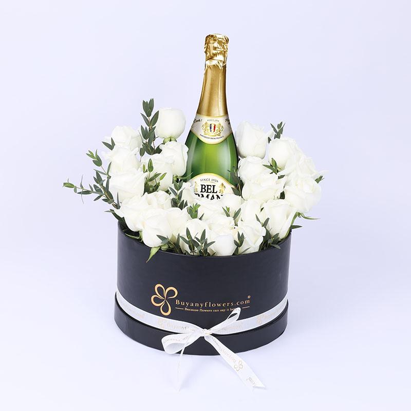 holiday25rosesandmartiniarrangement_0a7df4.webp
