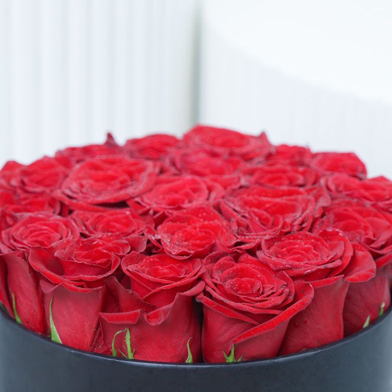 Red Roses in Black Round Box thumbnail 3