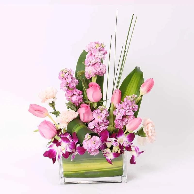 pretty-lady-vase-arrangement_1.webp
