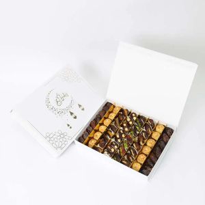 صندوق هدايا رمضان الفاخر يجمع بين التمر المحشو الشهي والمعمول التقليدي، ليقدّم تجربة لذيذة ومميزة تضيف روح العيد والفرحة إلى أحبائك. 1