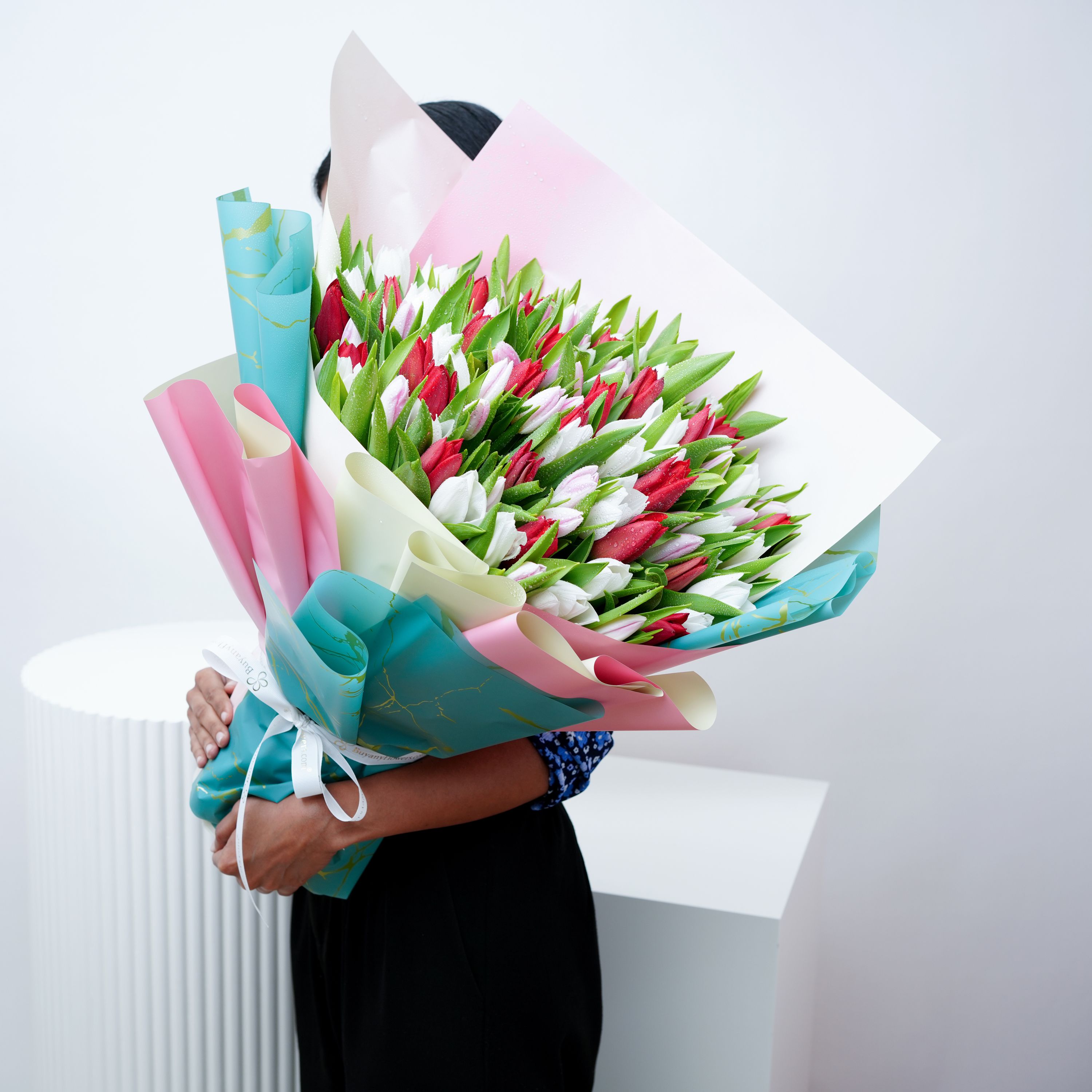 Grand Hug 101 Tulips Bouquet thumbnail 2