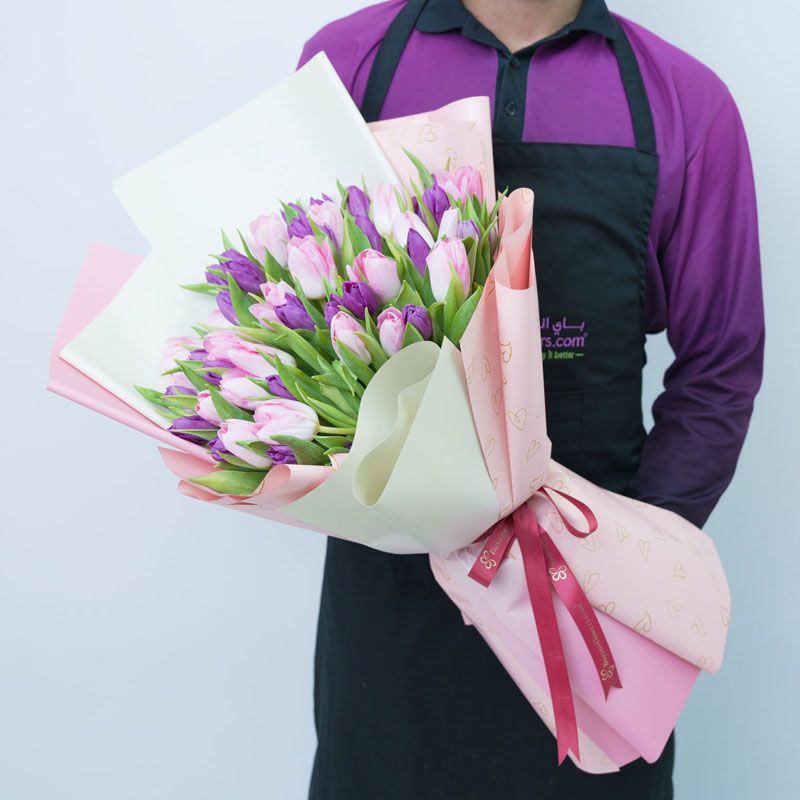 باقة جميلة من 51 زهرة توليب وردية وبنفسجية thumbnail 2