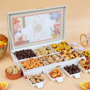 festive-savory-and-sweet-gift-box_1.webp
