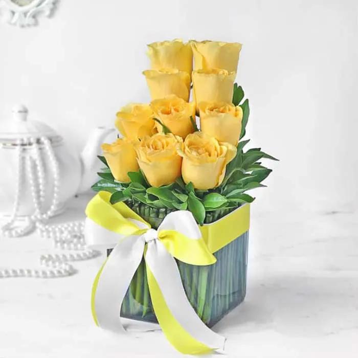 bouquet-of-10-yellow-roses-in-glass-vase_1.webp