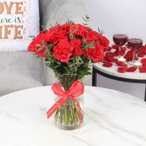 love21redrosesandcarnationsinvase_b1d883.webp