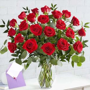 25-red-roses-in-vase-and-greeting-card_1.webp