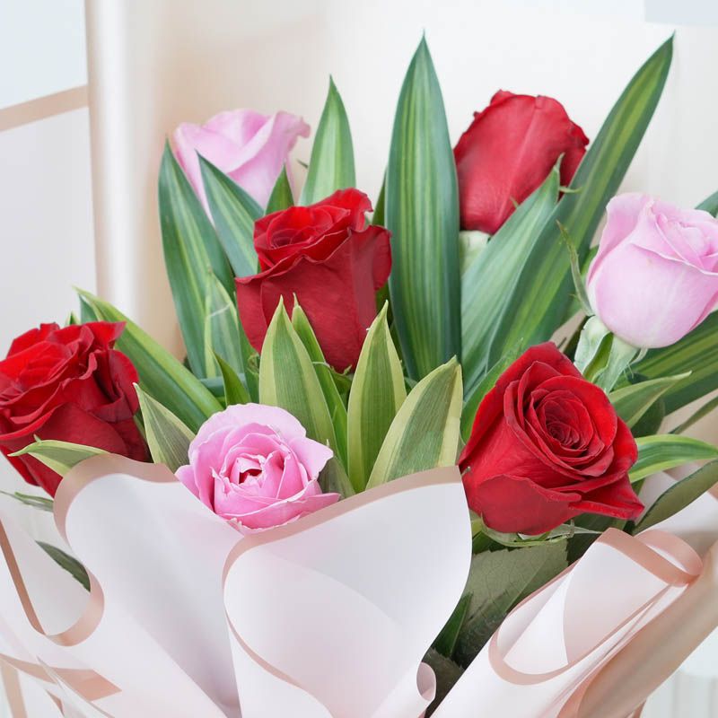 Cute 7 Roses Bouquet thumbnail 3