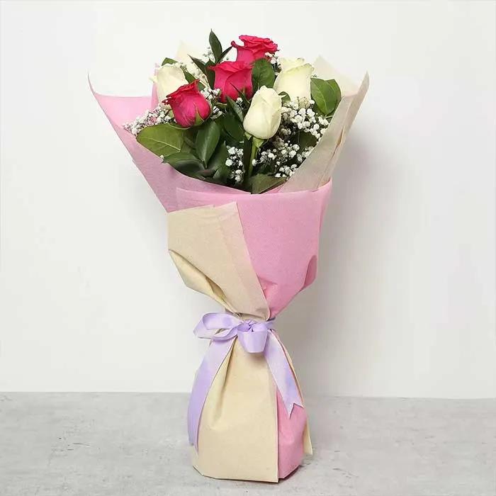 pink-and-white-roses-bouquet-standard_1.webp