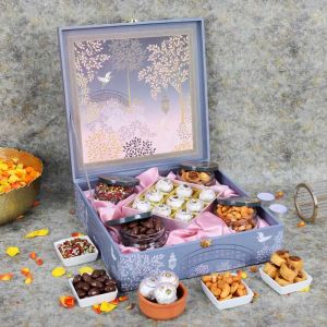 premium-sweets-and-savory-gift-box_1.webp