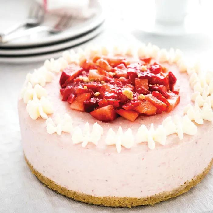 Elegant Strawberry Cheesecake 4 Portion thumbnail 2